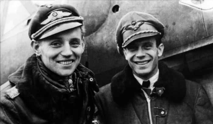 емецкий ас гауптман Эрих Хартманн (слева) и венгерский летчик Ласло Поттионди.