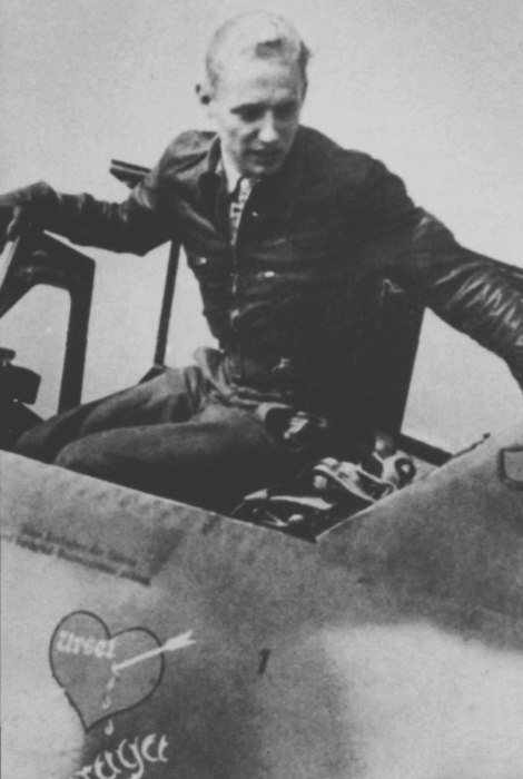 Немецкий ас Эрих Хартман выбирается из самолёта.