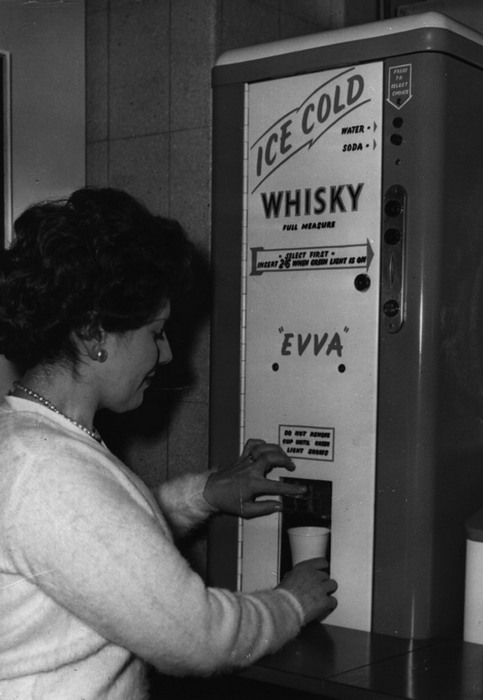 Автомат по продаже виски.