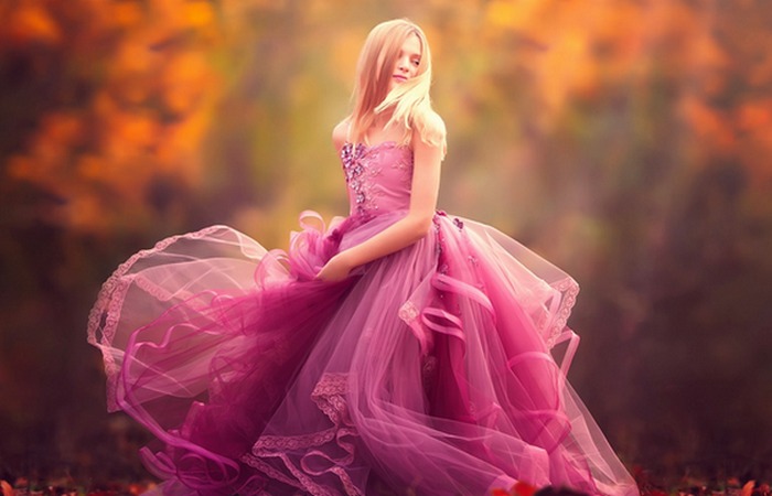 Девушка в розовом платье.