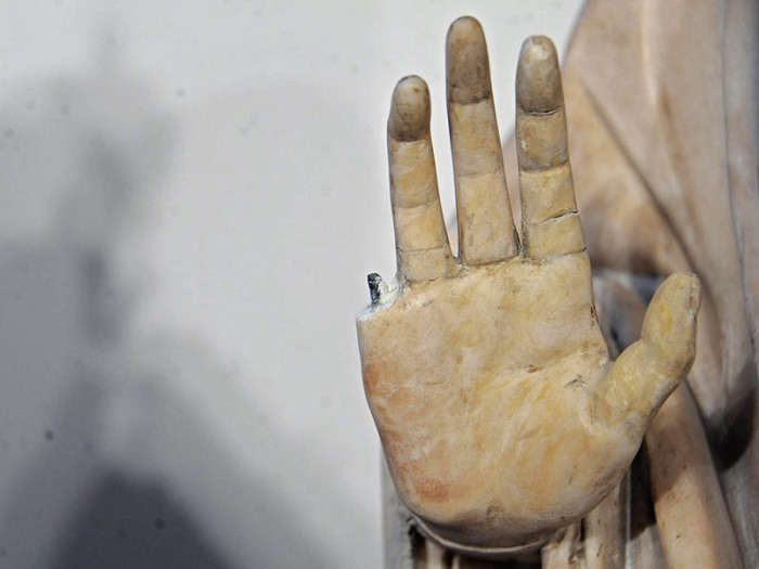 Сломанный палец и другие случае невольного вандализма в музеея