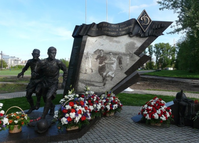 Памятник футболистам блокадного Ленинграда. Скульптор - Салават Щербаков.