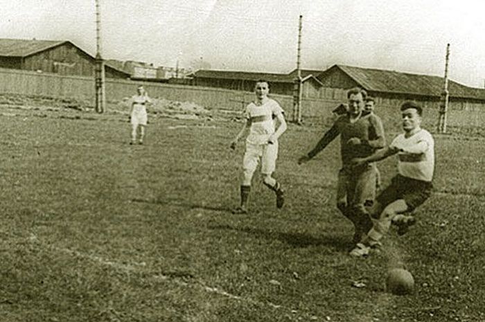 Во время блокадного матча 1942 года.