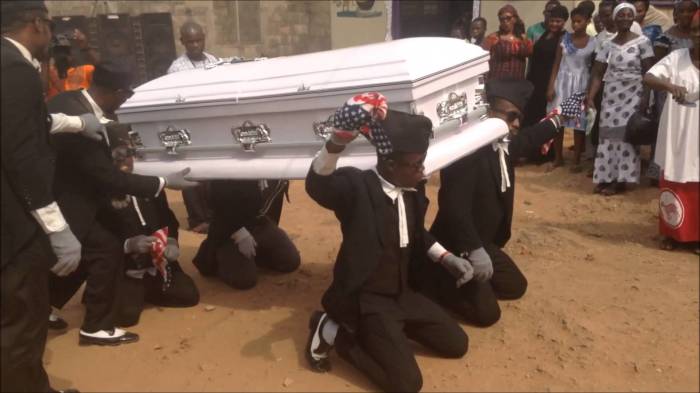 Уйти красиво: похороны с зажигательными танцами в Гане.