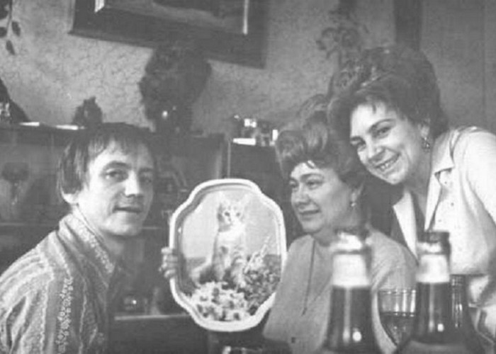 Марис Лиепа в компании Брежневой и её подруги. / Фото: app.yuterra.life