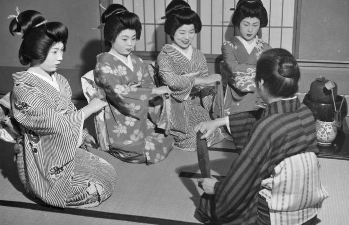 Молодые гейши на занятии. (1950-е годы.)
