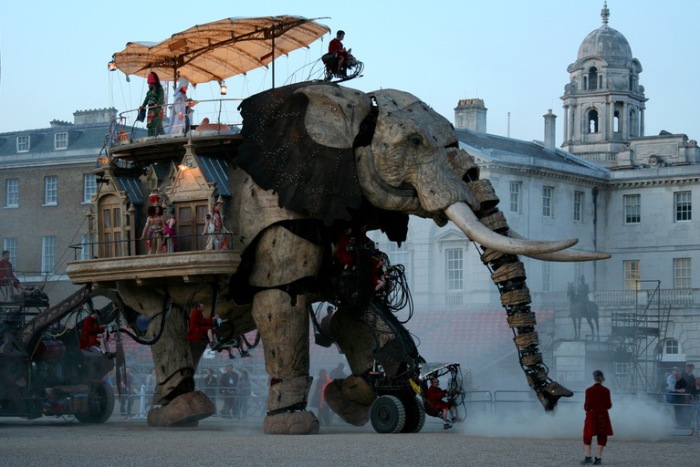 По улицам слона водили.