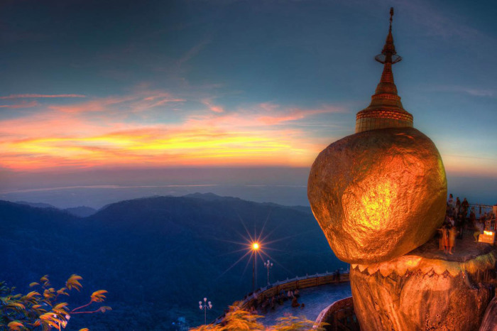Золотой камень Будды в Мьянме.