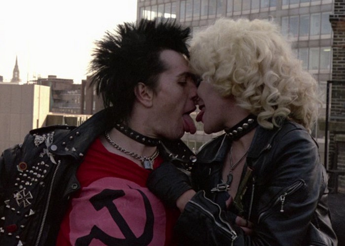 Кадр из фильма «Сид и Нэнси» - посвящение «Sex Pistols» и легендарному Саймону Ричи. / Фото: yaokino.ru