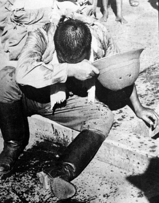 Солдат совершает харакири после капитуляции Японии./фото: thevintagenews.com