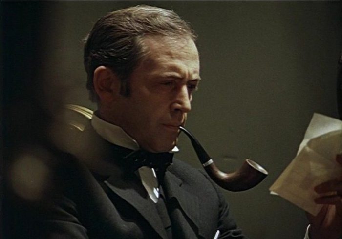 Шерлок Холмс в исполнении Василия Ливанова интеллигентен, курит знаменитую трубку и играет на скрипке.
