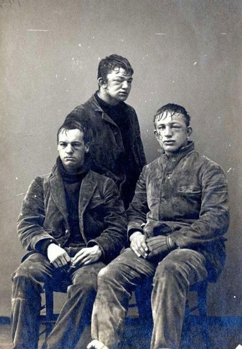 Три студента после битвы снежками.