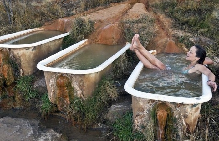 Столетние ванны с теплой целебной минеральной водой.