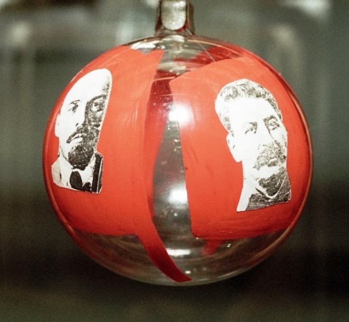 Были и новогодние игрушки с портретами лидеров мирового пролетариата.
