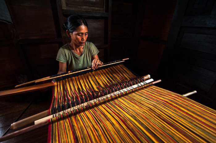 Женщина за традиционным ткацким станком.