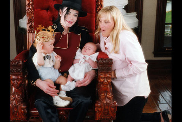 Майкл Джексон со своей женой Дебби Роу и двумя их совместными детьми – Пэрис и Принсом.