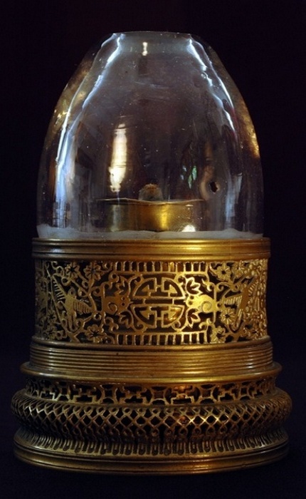 Латунная ажурная опиумная лампа, украшенная изображениями цветов и птиц.
