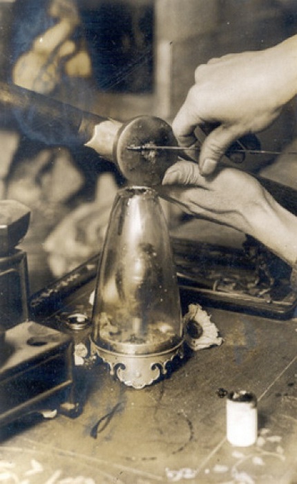 Процесс приготовления таблетки для опиумной трубки. 1920 год.
