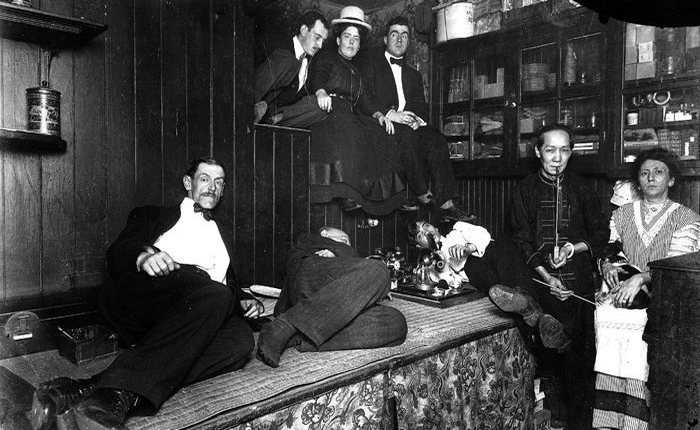 Американцы, курящие опиум в китайском наркопритоне. Нью-Йорк 1925 год.