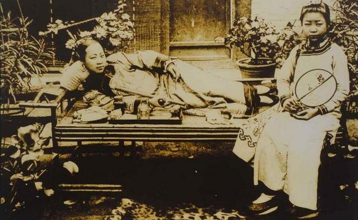 Китаянка курящая опиум. 1900 год.