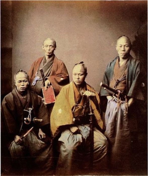 Самураи символически демонстрируют превосходство японских традиций над западными знаниями.