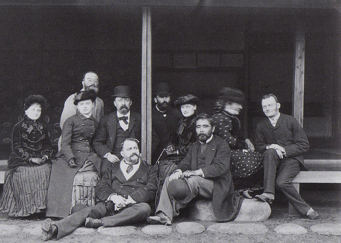 Феликс Беато (сидит впереди) с друзьями-иностранцами. 1882 год.