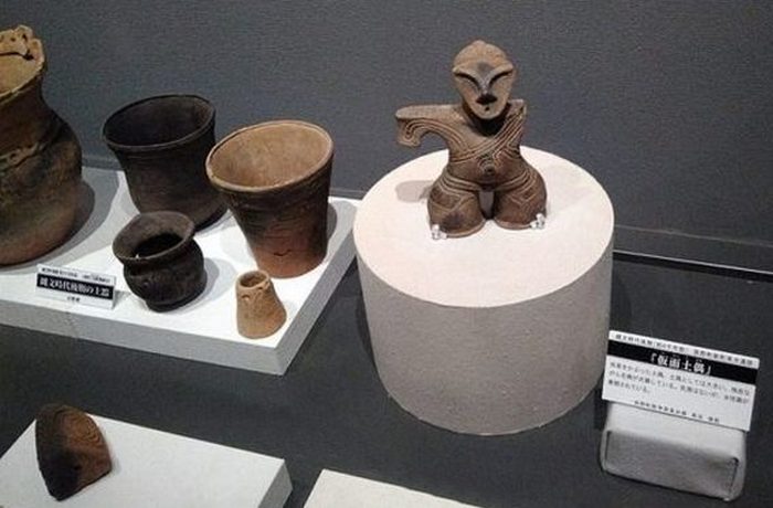 Догу (период Дзёмон) в музее Mori Shogunzuka.