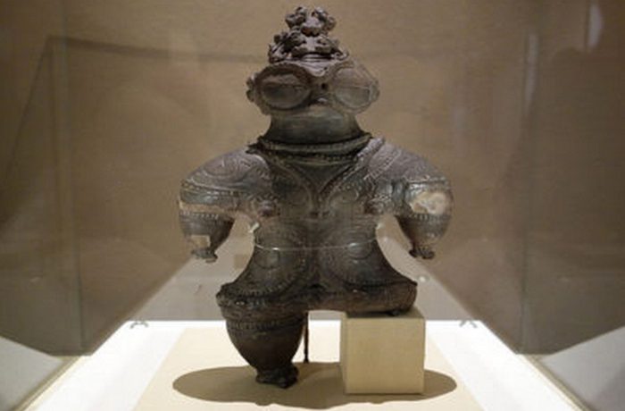 Статуэтка «глазастого типа» (1000-400 г.г. до н.э.), Национальный музей Токио.