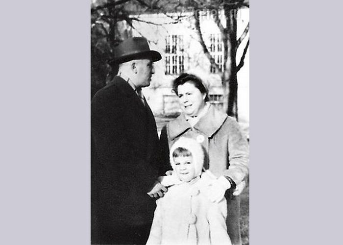 Люба Казарновская с родителями.
