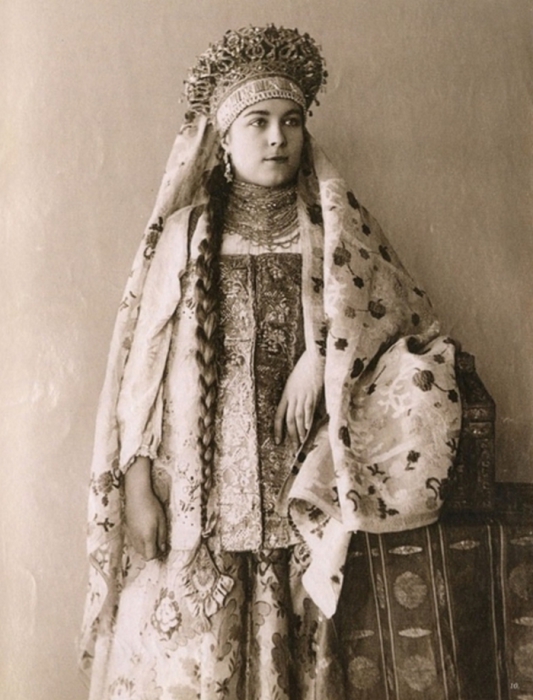 Русский костюм с кокошником.