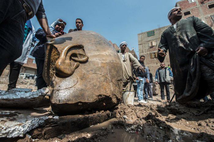 Гигантский колосс, найденный в трущобах Каира. 