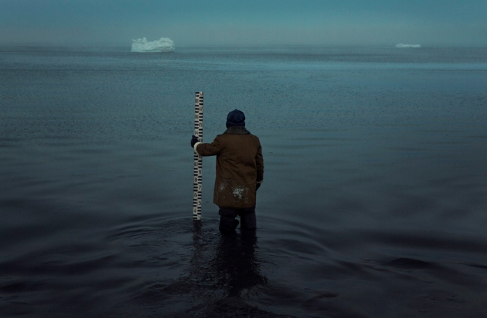 Метеоролог Короткий замеряет уровень Баренцева моря.