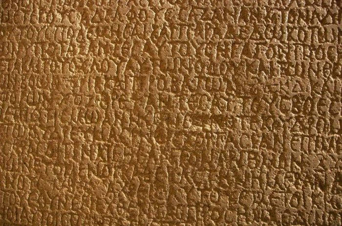Текст на Камне Эзана написан на нескольких языках.