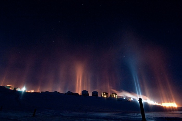 Световые столбы - необычное явление на крайнем Севере.