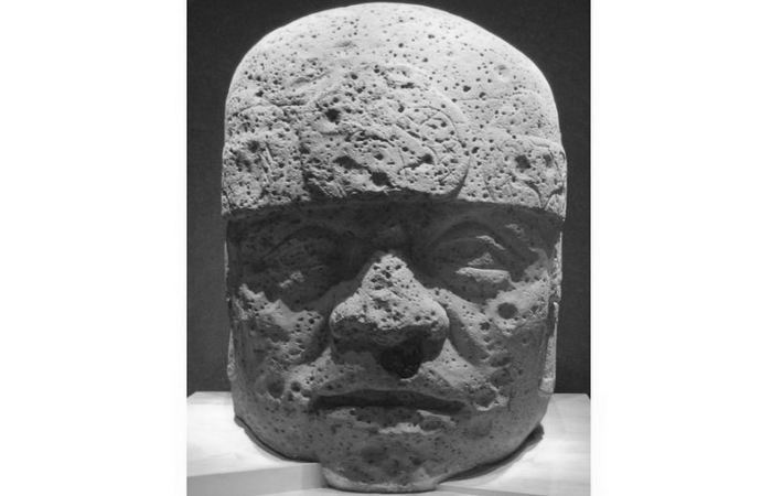 Голова №2 из Сан-Лоренцо в Национальном музее антропологии в Мехико.