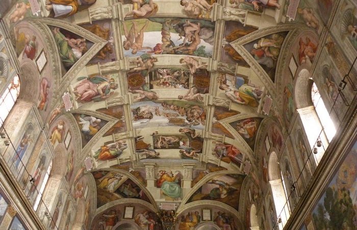 Потолок Сикстинской капеллы, расписанный Микеланджело.