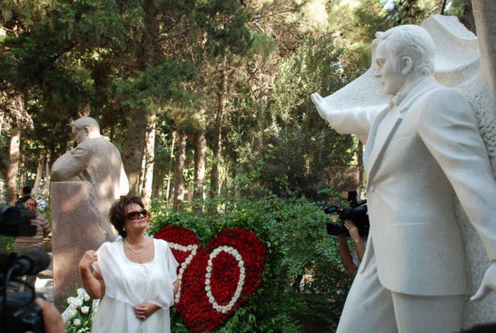 Тамара Синявская у памятника Муслиму Магомаеву в день его 70-летия на Аллее почетного захоронения в Баку.