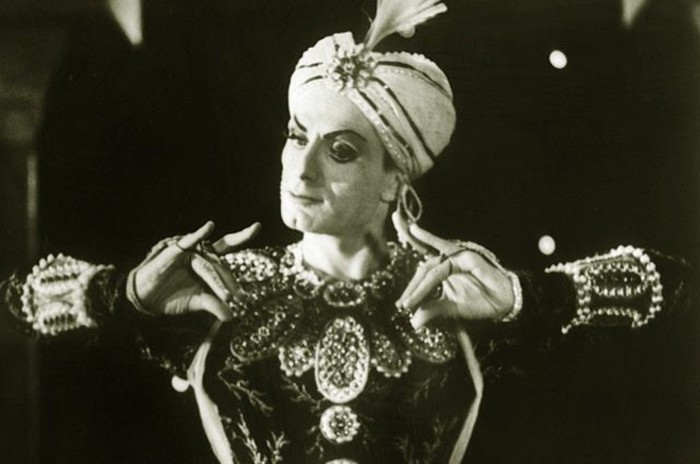 Махмуд Эсамбаев в сценическом образе.