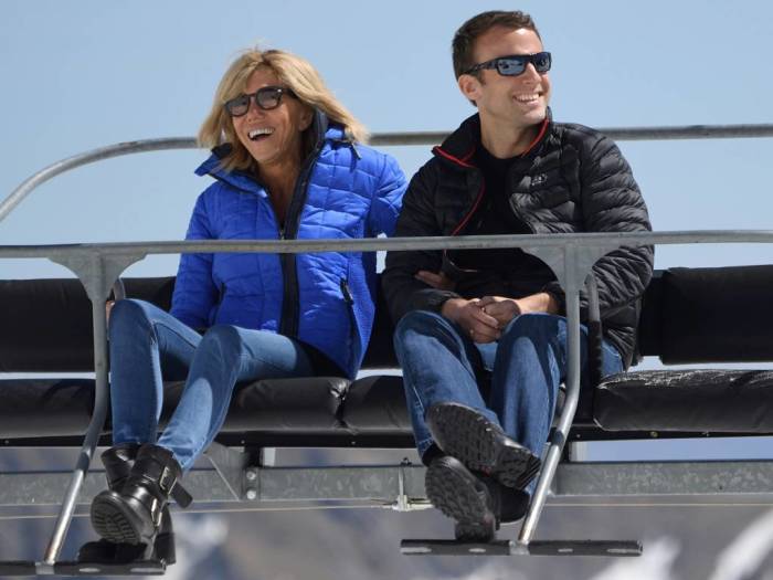Эммануель Макрон и его жена на отдыхе. / Фото: Eric Feferberg/Pool via AP