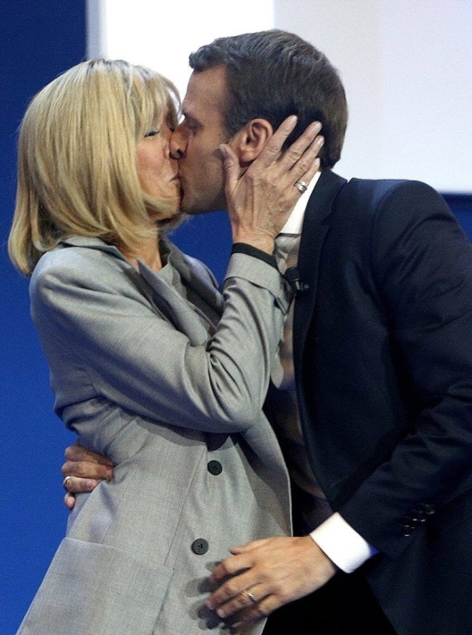 Кандидат в президенты Франции Эммануэль Макрон целует жену, Брижит Макрон. / Фото: Thibault Camus, AР