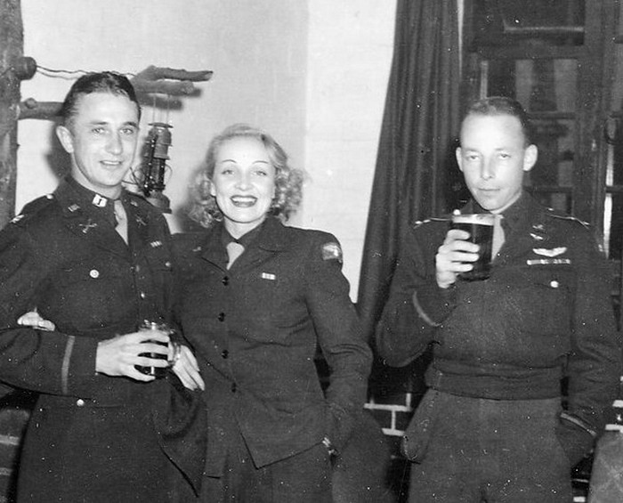 Марлен Дитрих с офицерами Третьего рейха.