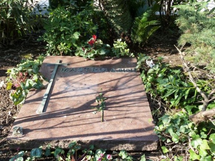 Могила Мастроянни на кладбище Верано в Риме. / Фото: эпитафии.ру
