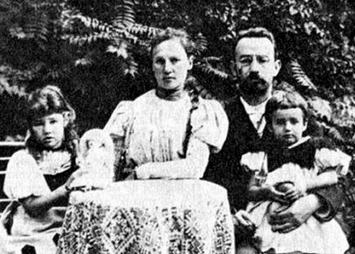 Елена Сергеевна Булгакова (справа) с родителями и сестрой Ольгой. / Фото: e-reading.by