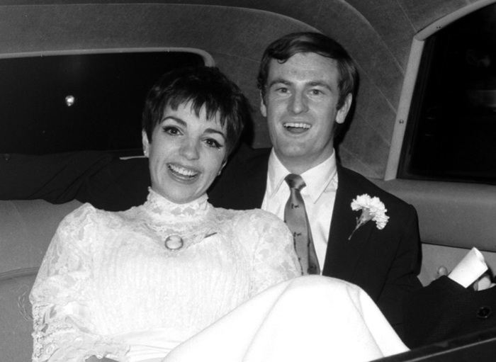 Лайза Минелли со вторым мужем Джек Хэйли-младшим после их свадьбы 15 сентября 1974 года. | Фото: huffingtonpost.com