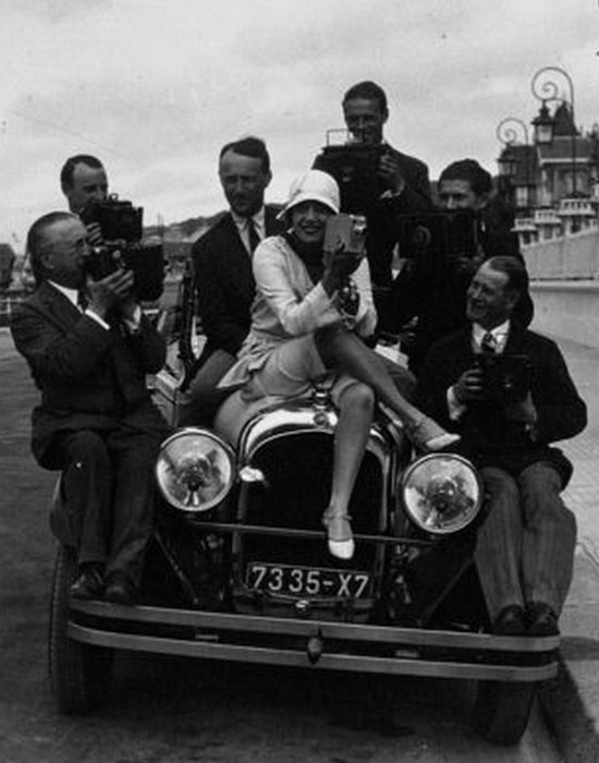 Мистангет с группой фотографов в Довиле, 1929 год. 