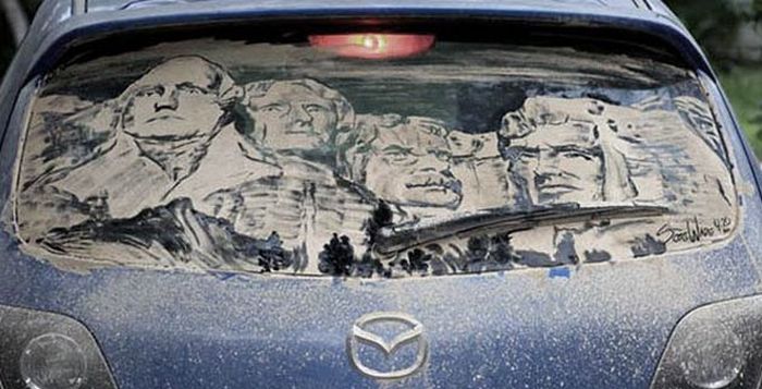 Роспись грязных автомобилей.