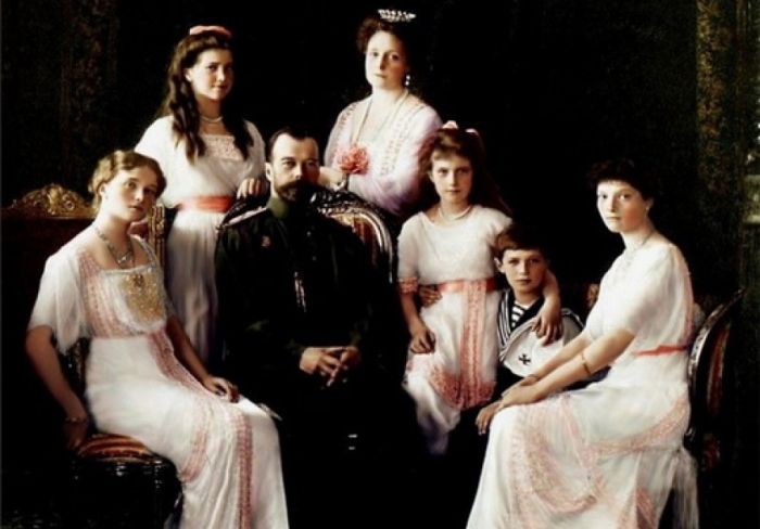 Император Николай II с супругой и детьми.