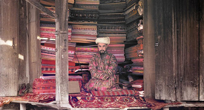 Продавец тканей в своей лавке в Самарканде.