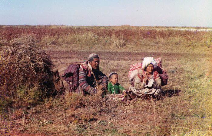 Кочевые киргизы в степи.