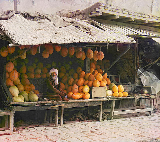 Продавец фруктов на рынке.